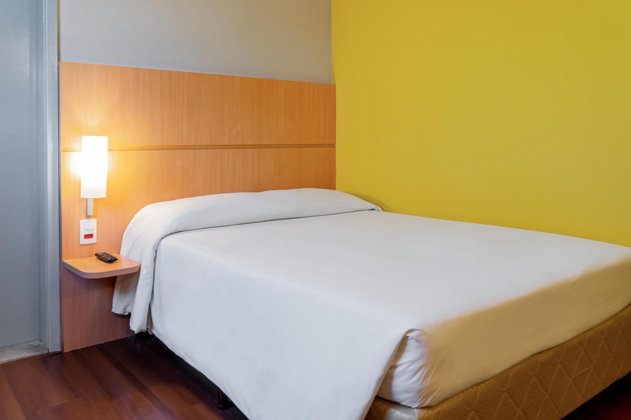 Hus Hotel Dourados Eksteriør billede
