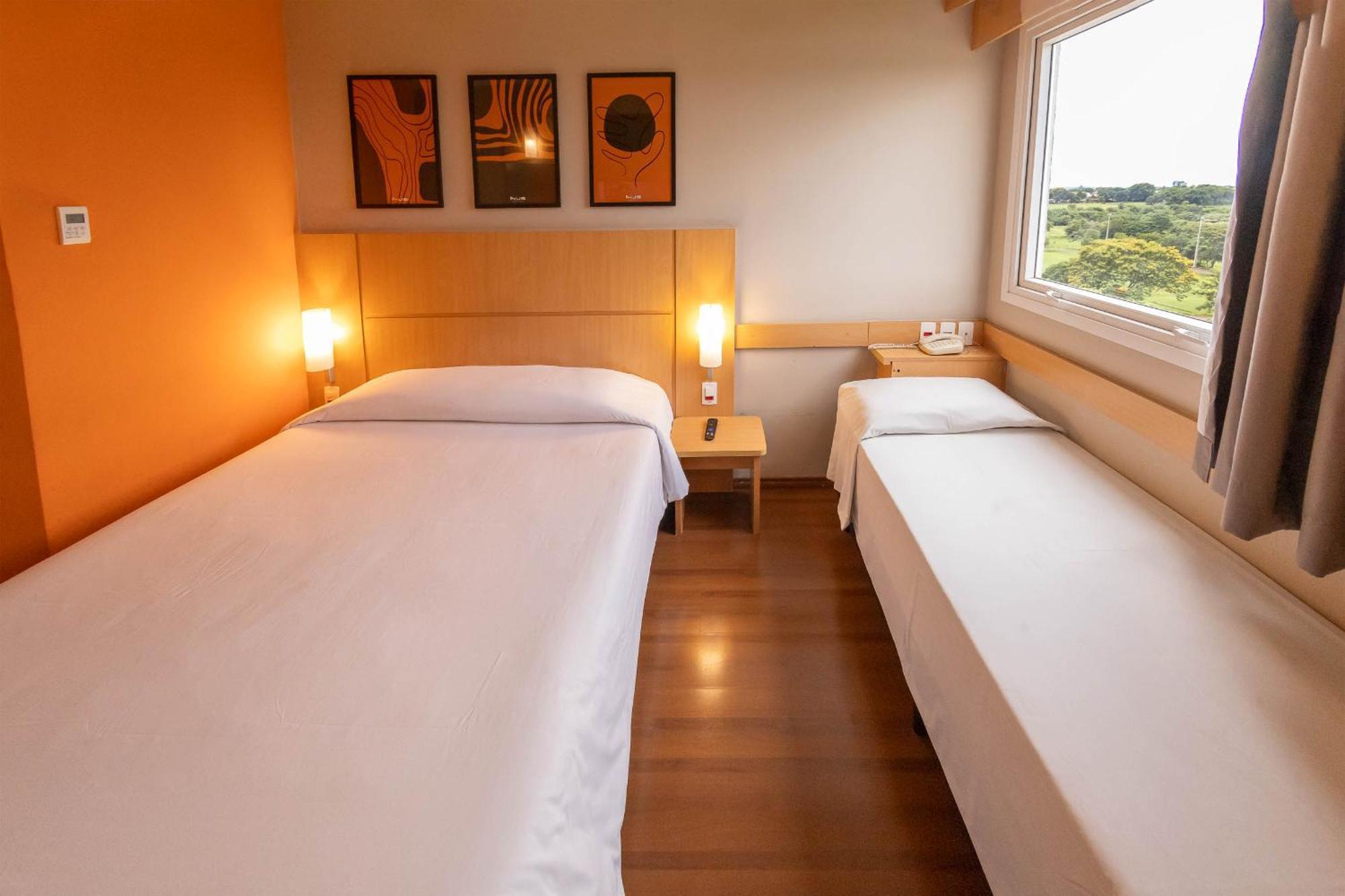 Hus Hotel Dourados Eksteriør billede